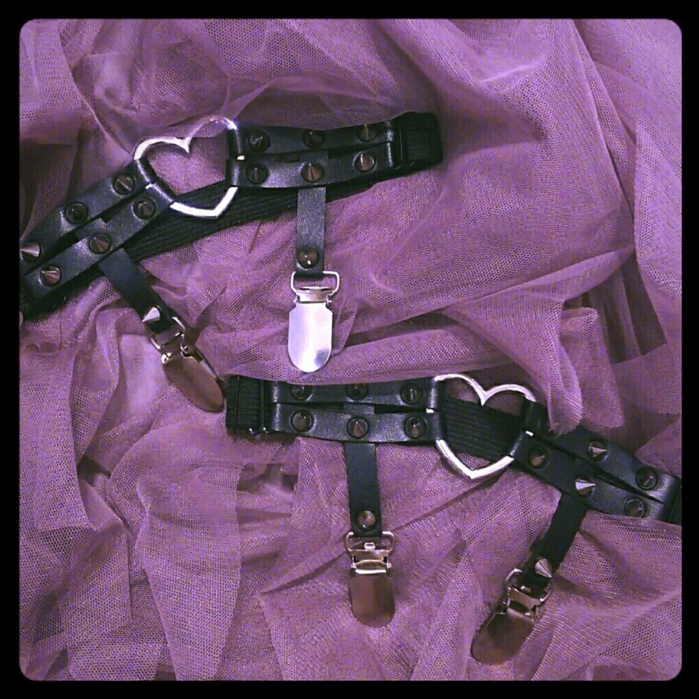 Sexy adjustable spiked thigh garter